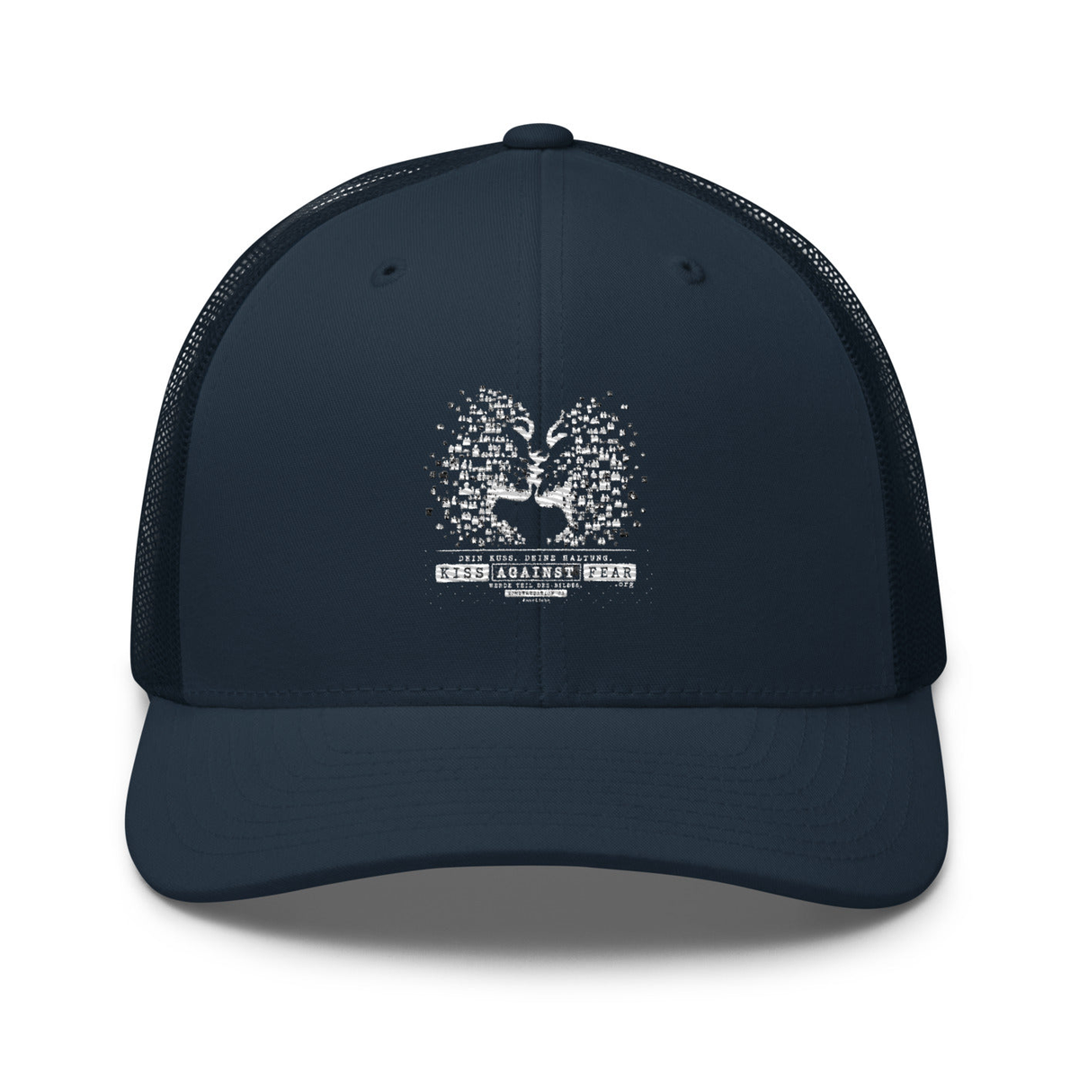 Kiss Against Fear – Deutsch – Retro-Trucker-Cap – Navy – großes Original-Stickmotiv