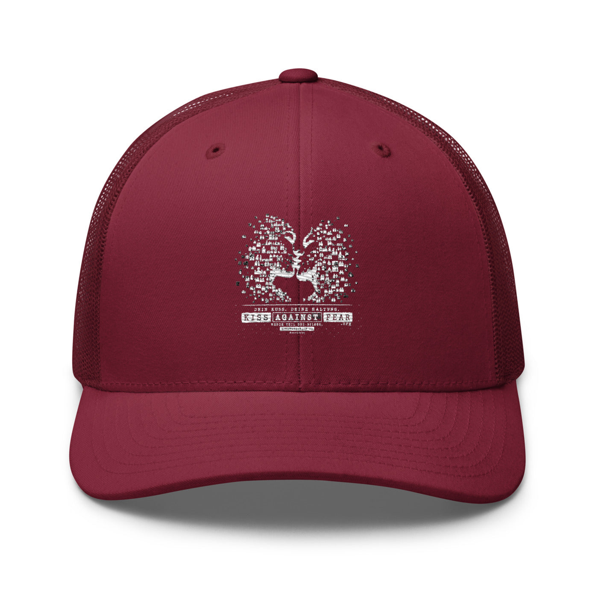 Kiss Against Fear – Deutsch – Retro-Trucker-Cap – Cranberry – großes Original-Stickmotiv