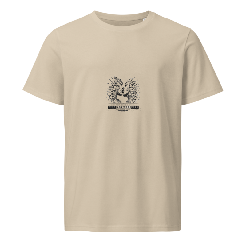 Kiss Against Fear – Deutsch – Mittelschweres Unisex Bio-T-Shirt · Desert Dust · unisex-organic-mid-light-crafter-t-shirt-desert-dust-front-6aa1a7fe682a9.png