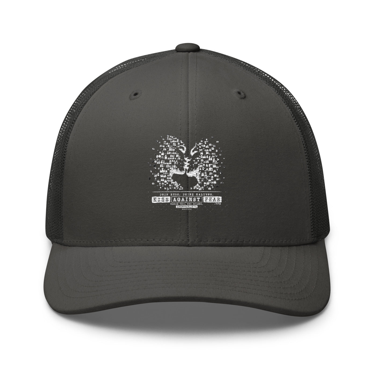 Kiss Against Fear – Deutsch – Retro-Trucker-Cap – Charcoal – großes Original-Stickmotiv
