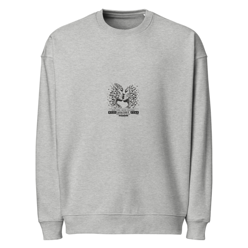 Kiss Against Fear – Deutsch – Oversized Unisex Bio-Pullover · Heather Grey · unisex-organic-oversized-raddler-2.0-sweatshirt-heather-grey-front-6aa1a75ecc932.png