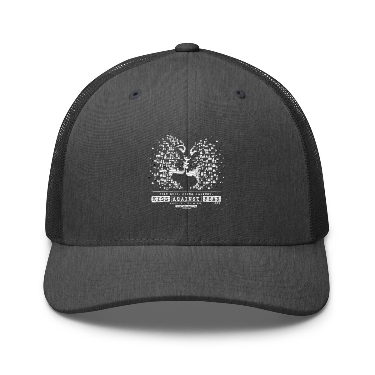 Kiss Against Fear – Deutsch – Retro-Trucker-Cap – Dark Heather Gray – großes Original-Stickmotiv