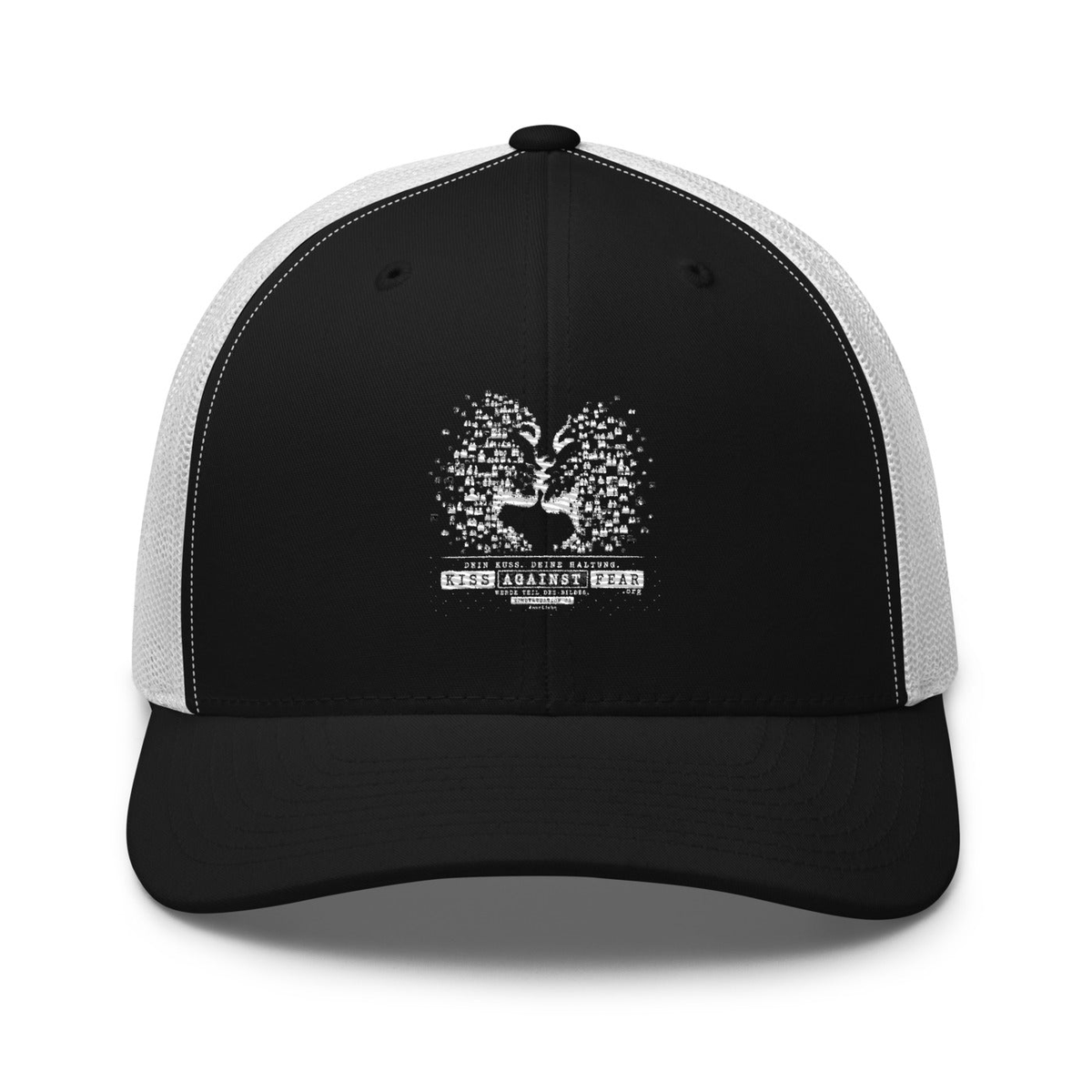 Kiss Against Fear – Deutsch – Retro-Trucker-Cap – Black/ White – großes Original-Stickmotiv