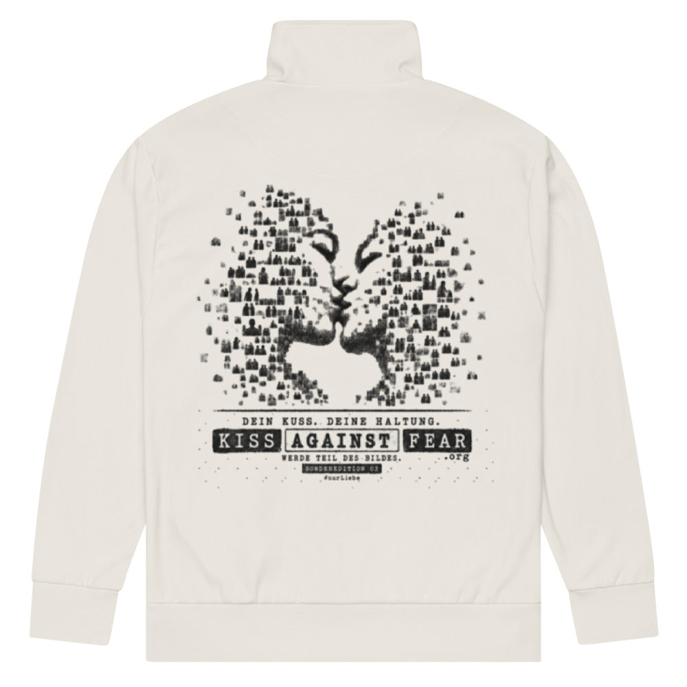KA Studio Batch P801 – Kiss Against Fear – Deutsch – Recycelte Unisex-Trainingsjacke mit Allover-Druck – Rückansicht mit zentriertem Motiv
