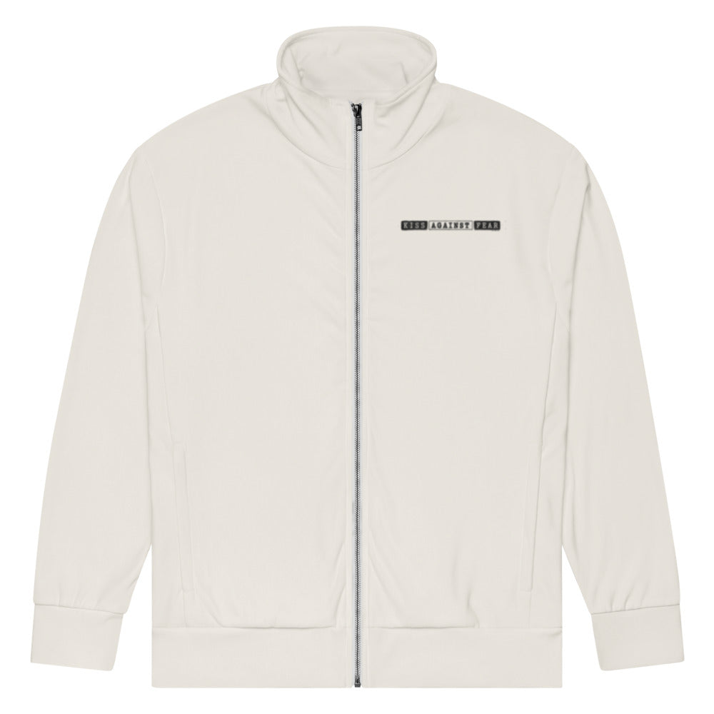 KA Studio Batch P801 – Kiss Against Fear – Deutsch – Recycelte Unisex-Trainingsjacke mit Allover-Druck – Vorderansicht mit kleinem Label auf der linken Brust