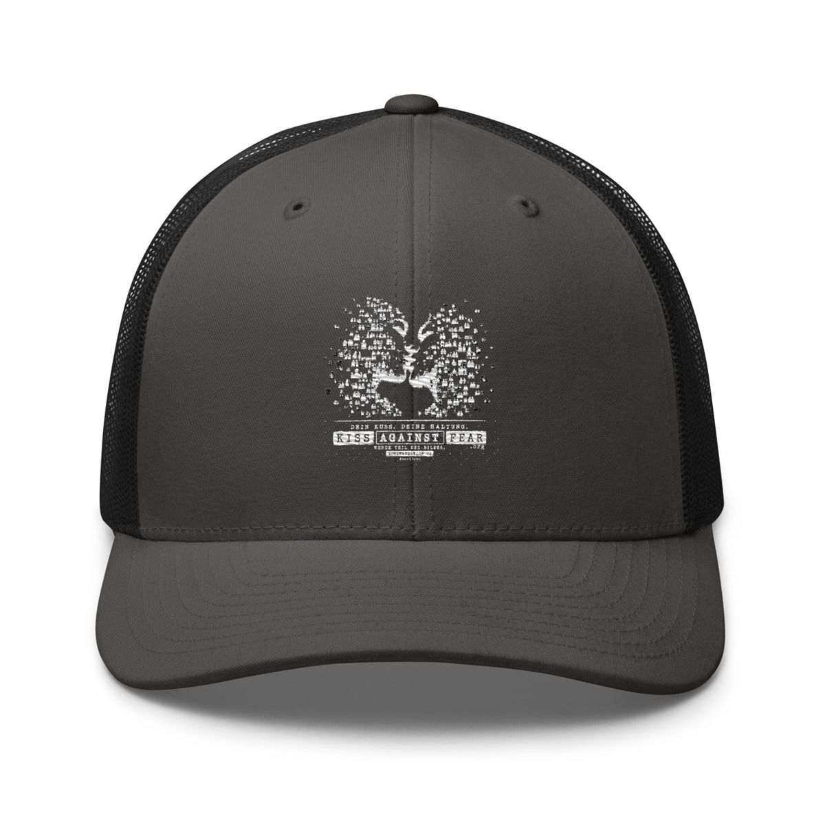 Kiss Against Fear – Deutsch – Retro-Trucker-Cap – Charcoal/ Black – großes Original-Stickmotiv