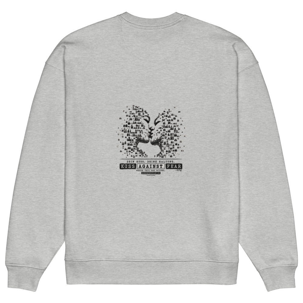 Kiss Against Fear – Deutsch – Oversized Unisex Bio-Pullover – Heather Grey – Rückansicht | Originalmotiv